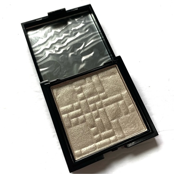 Eloise The Hollywood Glow Pressed Highlighter - Picture 1 of 6